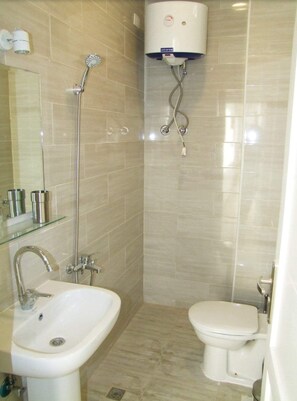 Regadera, bidet, papel de baño 