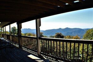 A wooden deck with a view of mountains. - Mountain Escape w/ spectacular view - Near skiing and hiking (Beech Mountain)