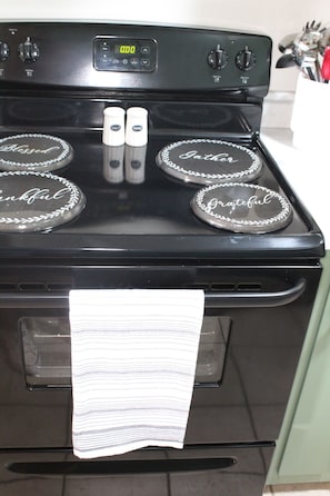 Kylskåp, mikrovågsugn, ugn och spishäll