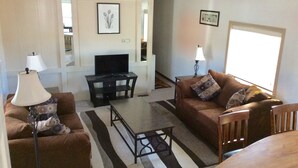 Smart TV - Clean and Cozy Home Away from Home! (Stanley)