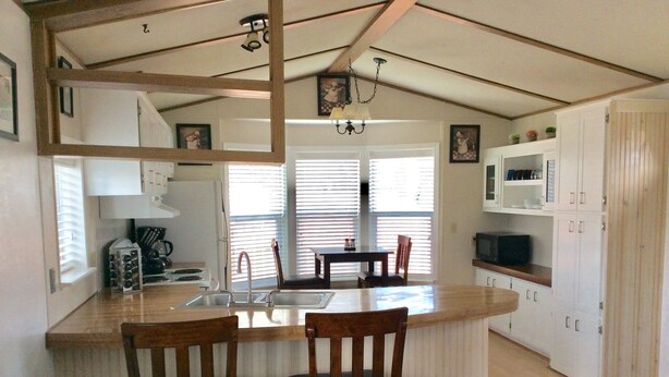Coffee/tea maker, fridge, microwave, oven - Clean and Cozy Home Away from Home! (Stanley)