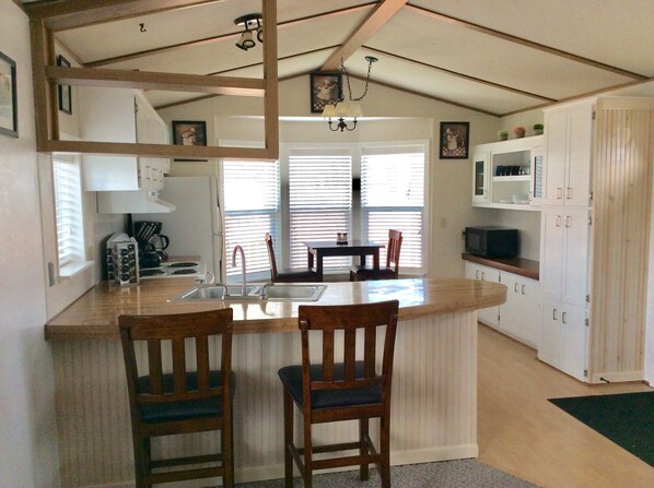 Réfrigérateur, four à micro-ondes, un four, surface de cuisson