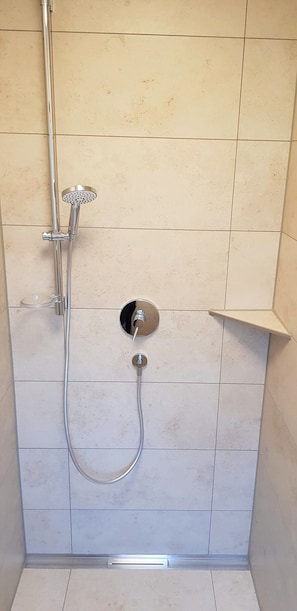 Douche, sĂšche-cheveux, serviettes fournies, savon