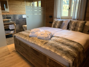 4 bedrooms, WiFi, bed sheets