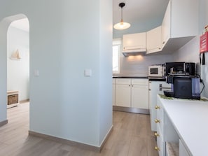Fridge, microwave, oven, coffee/tea maker - Mariners (1) - Bright and stylish apartment - walk to the beach (Luz)