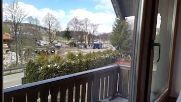 Family Double Room, 2 Single Beds | Desk, bed sheets