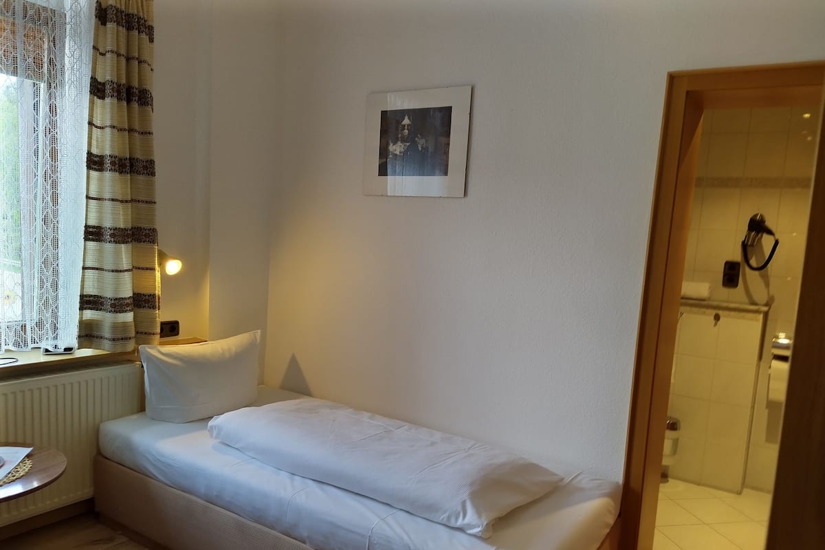 1 bedroom, desk, bed sheets