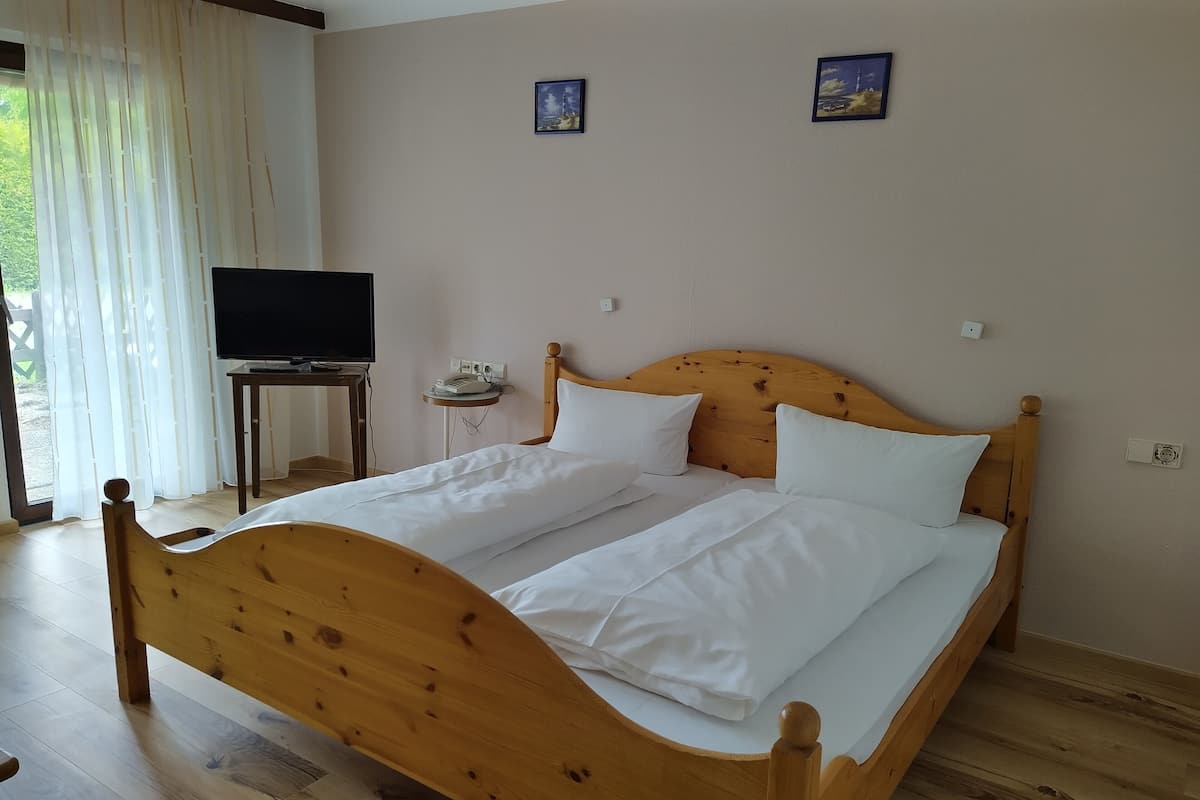 Kamar Triple, pemandangan kebun | Meja kerja dan seprai linen