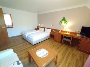 Habitación doble Deluxe | Escritorio y ropa de cama 