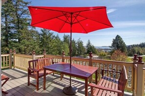 Outdoor dining - Chef's Kitchen, Salish Sea View, EV Charger: This is The Cottage on Cedar Street (Friday Harbor)