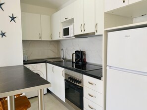 Jääkaappi, mikroaaltouuni, uuni, astianpesukone
