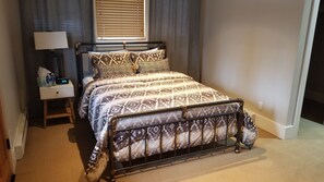 1 Schlafzimmer, Schreibtisch, Bügeleisen/Bügelbrett, Reisekinderbett