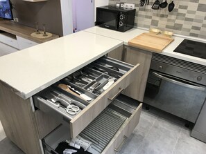 Kjøleskap, mikrobølgeovn, ovn og kokeplater