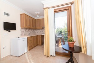 Refrigerador, silla alta para bebés