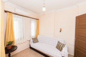 Apartamento | Zona de estar | Televisión LED de 22 pulgadas con canales por satélite, una televisión