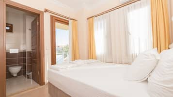 Standard Double Room | Minibar, bed sheets