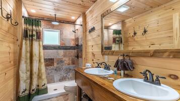 Combined shower/bathtub, towels