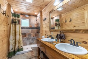 Combined shower/bathtub, towels