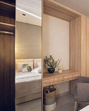 2 bedrooms, in-room safe, desk, iron/ironing board