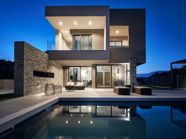 Outdoor pool, pool loungers