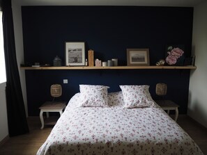 2 bedrooms, iron/ironing board, WiFi