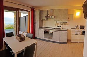 Køleskab, ovn, opvaskemaskine, kaffe-/temaskine