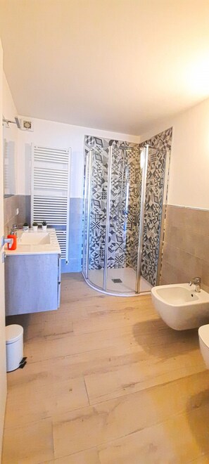 Een douche, handdoeken