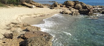 Beach<50m. Equipped balcony. Parking. Wifi, car, bike option.   No. of activities