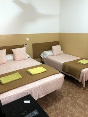 Economy Triple Room, Shared Bathroom | Free WiFi - Rooms Barco (Madrid)