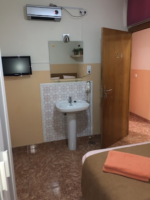 Economy Double Room, 1 Double Bed, Shared Bathroom | Free WiFi - Rooms Barco (Madrid)