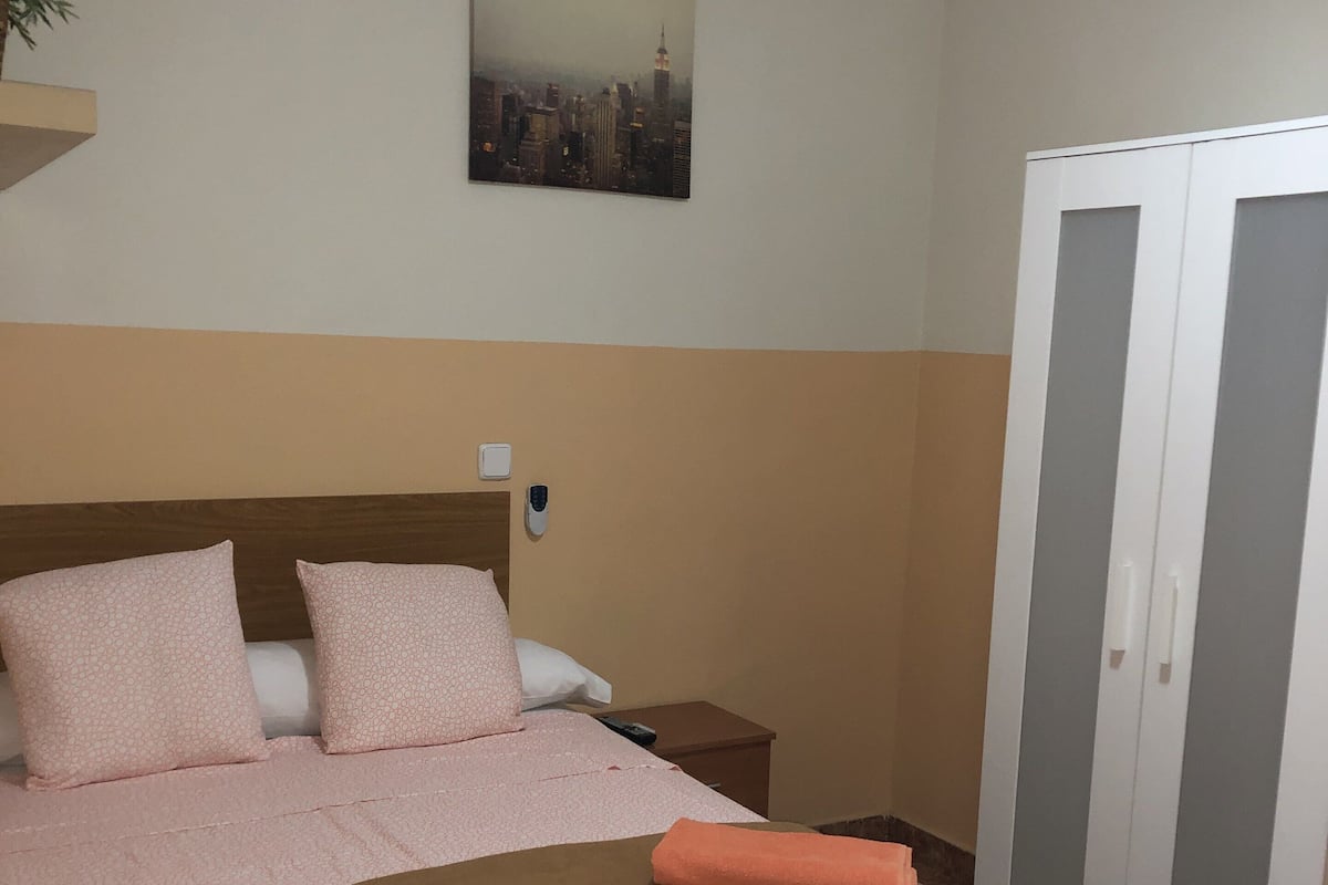 Habitación económica doble, 1 cama doble, baño compartido | Wifi gratis