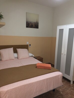Economy Double Room, 1 Double Bed, Shared Bathroom - Rooms Barco (Madrid)