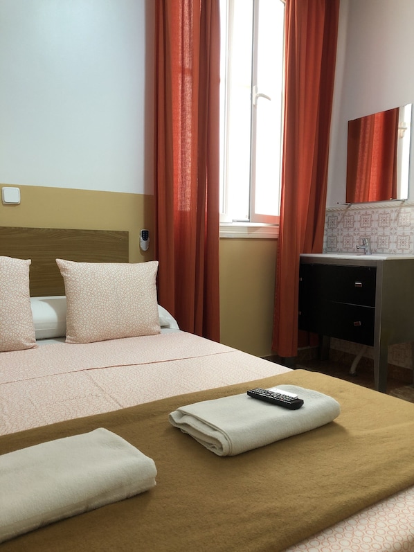 Economy Double Room, 1 Double Bed, Shared Bathroom | Free WiFi - Rooms Barco (Madrid)