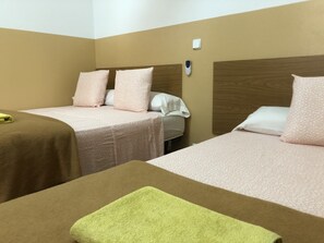 Economy Triple Room, Shared Bathroom - Rooms Barco (Madrid)