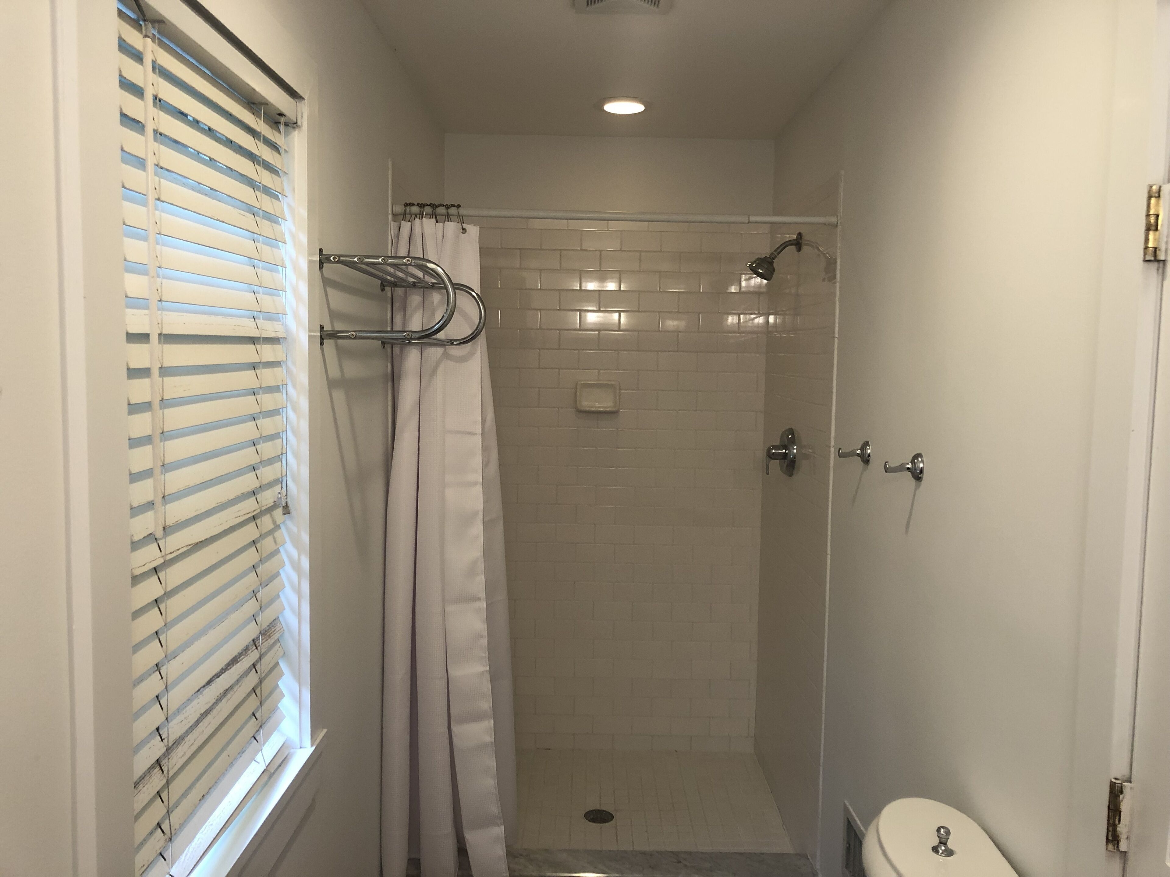 Douche, sèche-cheveux, serviettes fournies, savon