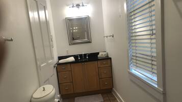 Douche, sĂšche-cheveux, serviettes fournies, savon