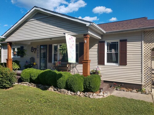 Nice retreat, in a quiet neighborhood in the Brushy Mountains!