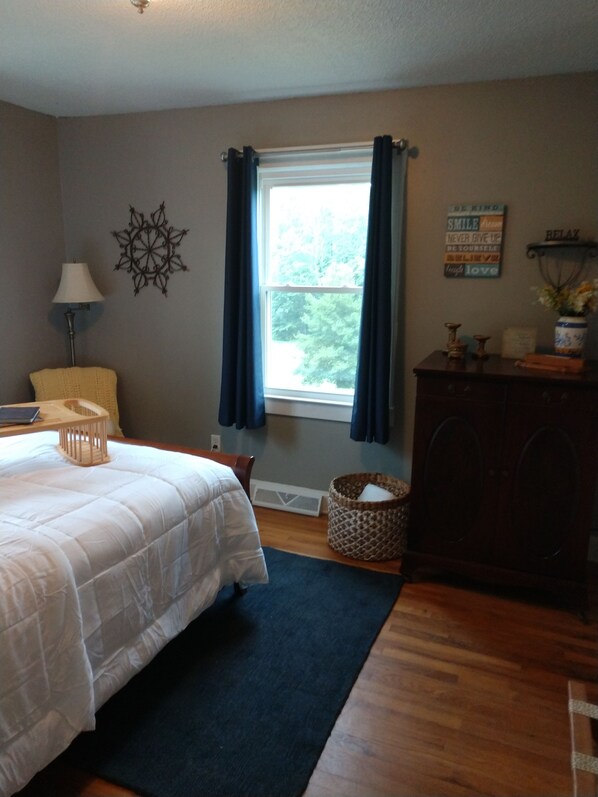 3 slaapkamers, een bureau, een strijkplank/strijkijzer, reisbedje