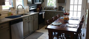 Nice retreat, in a quiet neighborhood in the Brushy Mountains!