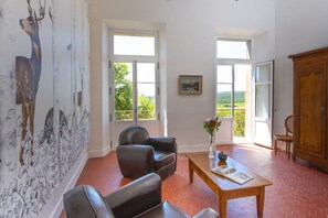 Fernseher, Kamin, Bücher