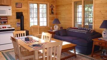 Smart-tv, eldstad och böcker