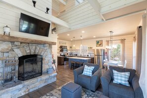 Interior - Beautiful 2-bedroom, sleeps 6, modern mountain chic cottage - Cider Sweet (Highlands)