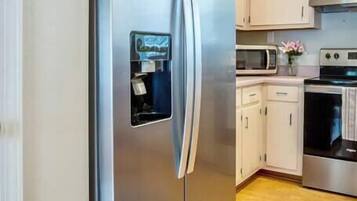 Jääkaappi, mikroaaltouuni, uuni, liesi