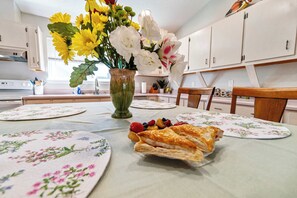Dining - Life's a Breeze | 5min to Pcola Beach • Families (Gulf Breeze)