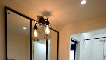 Douche, sĂšche-cheveux, serviettes fournies, papier toilette