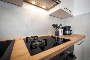 Kühlschrank, Mikrowelle, Ofen, Herdplatte