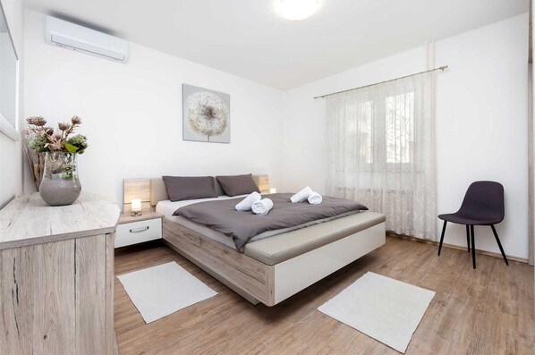 3 bedrooms, iron/ironing board, free WiFi, bed sheets
