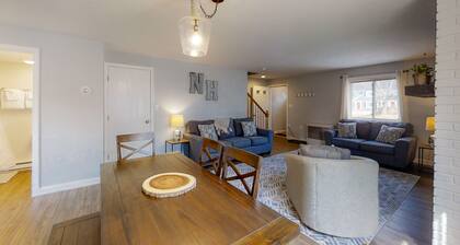 White Mountains townhome walk to Pemi River and downtown, 1 mile to Lincoln!