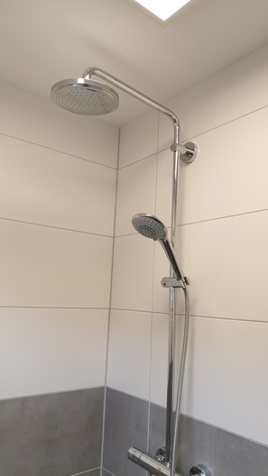 Douche, séchoir à cheveux, serviettes fournies, savon