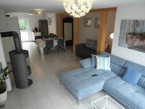 TV - Casa Elea, the vacation apartment with private terrace + garden at the gateway to Lake Constance (Stockach)